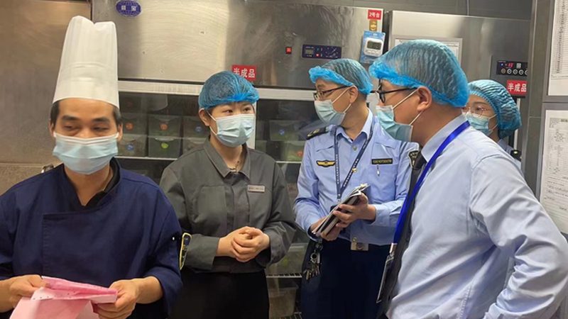 在选择厂家直销的食品时，首先要关注厂家的资质。以下是几个关键点：